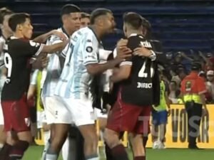 Incidentes tras River-Racing: Escupitajo a Acuña y Tensión en el Campo